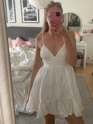 Vit klänning  - Superfin klänning som inte kommer till användning. Passar perfekt till student eller i sommar. Banden är justerbara 