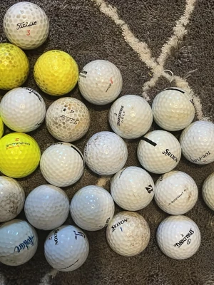 Blandade golfbollar i olika märken - Säljer ett gäng blandade golfbollar i vitt och gult från olika märken som Titleist, Srixon, Pinnacle och Bridgestone. Perfekt för dig som vill fylla på golfbagen med extra bollar. Olika loggor och tryck på bollarna.
