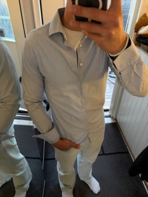 Mönstrad skjorta från the Shirt Factory  - Blå vit mönstrad skjorta från The Shirt Factory. Som ny och har inga skador. Storlek 39.