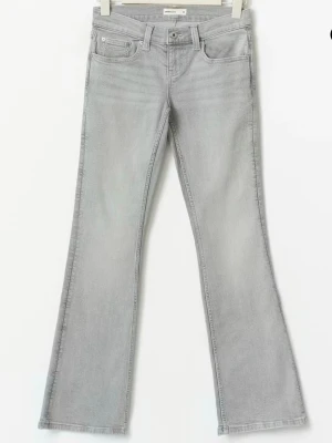 Lågmidjade slutsålda jeans - Säljer ett par slutsålda gråa bootcut jeans med låg midja. Helt nya med prislapp, storlek 34! Passa på att köpa nu vid fri frakt 🚚 