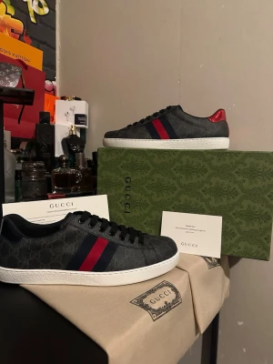 Gucci ace - Hej, Säljer nu mina helt nya Gucci ace skicket på dom är 10/10🤩perfekt inför sommaren, sticker inte ut jättemycket är mer clean! Priset kan såklart diskuteras vid en snabb affär!!! Tveka inte på att skriva för mer bilder🙂