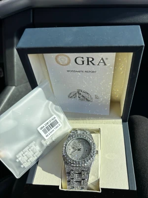 Glittrig silverklocka från GRA - Säljer en riktigt glittrig silverklocka.