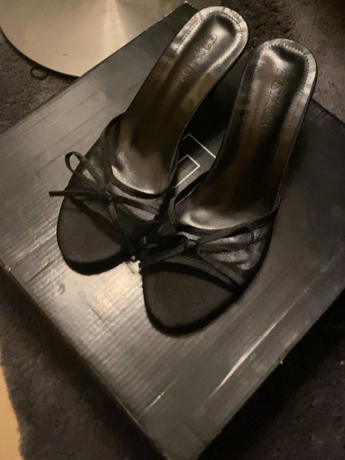 Svarta satin-pumps med rosett - 1