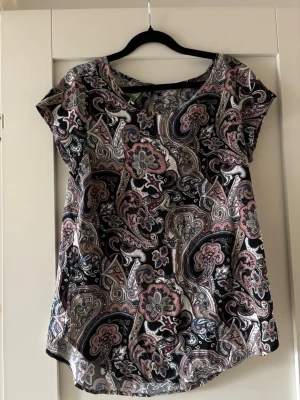 Mönstrad blus med paisley och blommor - Blus från only  storlek 36