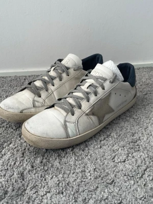Golden goose skor - Golden goose skor | Skick 7,5 | Nypris ca 6000kr mitt pris endast | Storlek 42 | Innermått 28cm | Priser ej hugget i sten! 🪨| Hör av dig vid minsta fråga eller fundering!📩