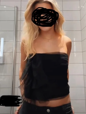 Svart bandeau tubtopp från & Other Stories - Säljer en svart bandeau tubtopp från & Other Stories. Toppen är i meshliknande, transparent polyester med draperad effekt och volangdetalj på ena sidan. Sitter tight och är axelbandslös, perfekt för en trendig look.