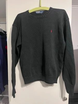 Ralph Lauren stickad  - Säljer min ralph Lauren i otroligt skick, storlek L men passar utmärkt som M