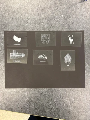 Klistermärken med Västerbotten/ Norrlands motiv  - Säljer klistermärken i genomskinligt och vitt med motiv från Västerbotten och Norrland. Motiven inkluderar Västerbottens karta, Umeås stadssilhuett, en ren, ett träd, ett bergslandskap och ett vapen. Det finns flera av varje motiv så det går att kombinera som man vill. Perfekt för att dekorera laptop, mobil eller anteckningsbok. Jag säljer klistermärken 10kr/ styck per klister märke. 