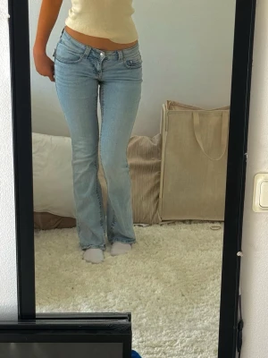 Low bootcut ljusblåa jeans💗 - Jättefina lågmidjade jeans från Gina. Säljer då det tyvärr inte kommer till användning! Använda max fem gånger, väldigt fint skick. Köpta för 499 kr. Skriv vid frågor💕