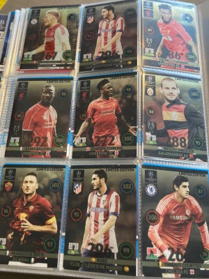 Samling fotbollskort Limited Edition 2012/2013 nordic edition” - Säljer en samling fotbollskort Limited Edition med spelare från olika europeiska toppklubbar. Korten har färgstarka bilder, klubbmärken och spelarstatistik. Perfekt för dig som gillar att samla på fotbollsprylar eller vill byta med vänner.