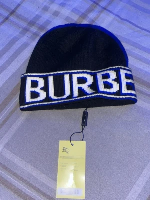 Burberry mössa - Riktigt fet burberry mössa perfekt till våren hör av dig vid frågor