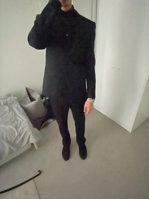 Svart kostym med kavaj och byxor - Jag har använt den en gång hela mitt liv bara på balen. Jag har köpt den för 3500 tusen kom vi diskutera vi pris. Säljer en stilren svart kostym med klassisk kavaj och matchande byxor. Kostymen har en enkel, tidlös design och passar perfekt till dig som vill ha en clean och elegant look. Kavajen har knappar framtill och normal passform. Awwww