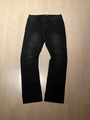 Bootcut Jeans  - Tjena! Säljer nu dessa Bootcut jeans med en riktigt nice passform. Storlek 32/34 och i princip nyskick. Priset är ej hugget till sten så hör av dig vid minsta fundering:)