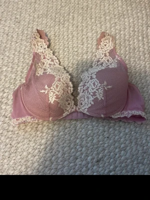 Rosa intimisimi bh - Bra skick inte använt många gånger.