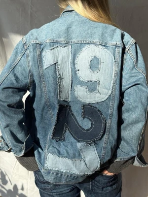 Jeansjacka med siffror - Oversized blå jeansjacka med stora patchade siffror. Perfekt för dig som gillar streetwear och unika detaljer.🩵