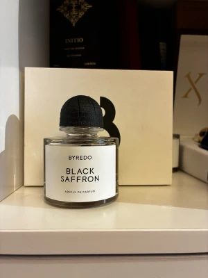 Byredo Black Saffron Absolu - Byredo Black Saffron Absolu. Nyaste släppet från byredo. Diggade tyvärr inte den. Därför jag säljer för ett rimligt pris. 100 ml flaska mängd enligt bild. Det är en tester flaska och en byredo tester box medföljer. Pris är förhandlingsbart vid snabb affär!