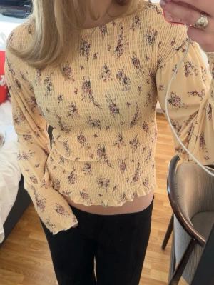 Blus - Jättefin gul blus/topp från Gina Tricot ❣️