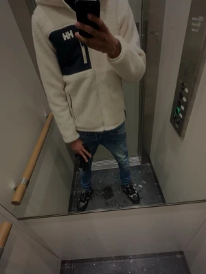 Helly Hansen  - Säljer nu en riktigt fett och skön fleece perfekt för våren priset är ej hugget i sten bara skriva vid minsta fundering 🤩
