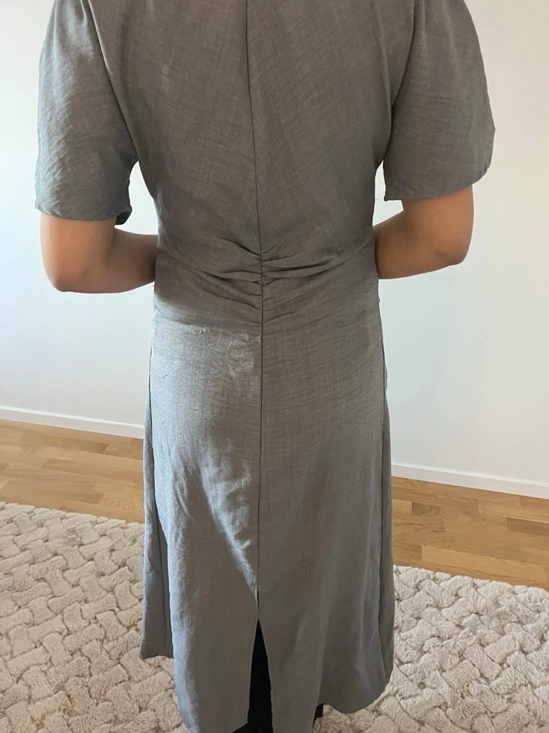 Grå midiklänning med rynkade detaljer - 1