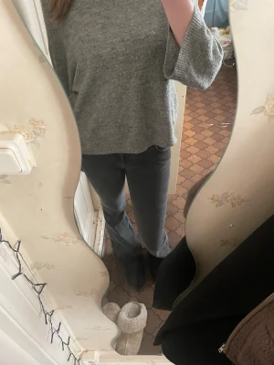 Grå bootcut jeans från 157 - Säljer ett par grå bootcut jeans från 157 då dom inte kommer till användning. Dom är uppsprättade längst ner vid benen, men de går enkelt att sy upp om man vill. 