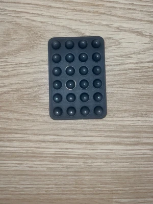 Svart pop it fidgetleksak - En svart rektangulär pop it fidgetleksak i mjukt silikon med fem rader av bubblor att trycka på. Perfekt för att hålla händerna sysselsatta och minska stress. Enkel att ta med i väskan eller fickan.