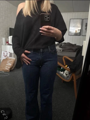 Mörkblå raka jeans från Perfect Jeans - Säljer ett par mörkblå raka jeans från Perfect Jeans. Klassisk femficksmodell med hög midja och utsvängda ben. Jeansen är i ett stretchigt denimtyg som sitter snyggt och bekvämt. Perfekta till en avslappnad och trendig look.