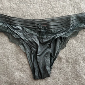 Grå spetsdetaljerad trosa med rosett - Sully Brazilian. Ny pris 99kr.