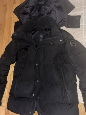Canada goose jacka - Skit bra passform, äkta. Har fjädrar i så 100% äkta. Storlek M passar, mellan 170-188cm ish. Inge fel på den köpte runt januari. Pris kan diskuteras.