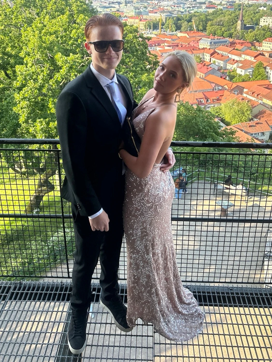 Champagnefärgad långklänning med öppen rygg - 6