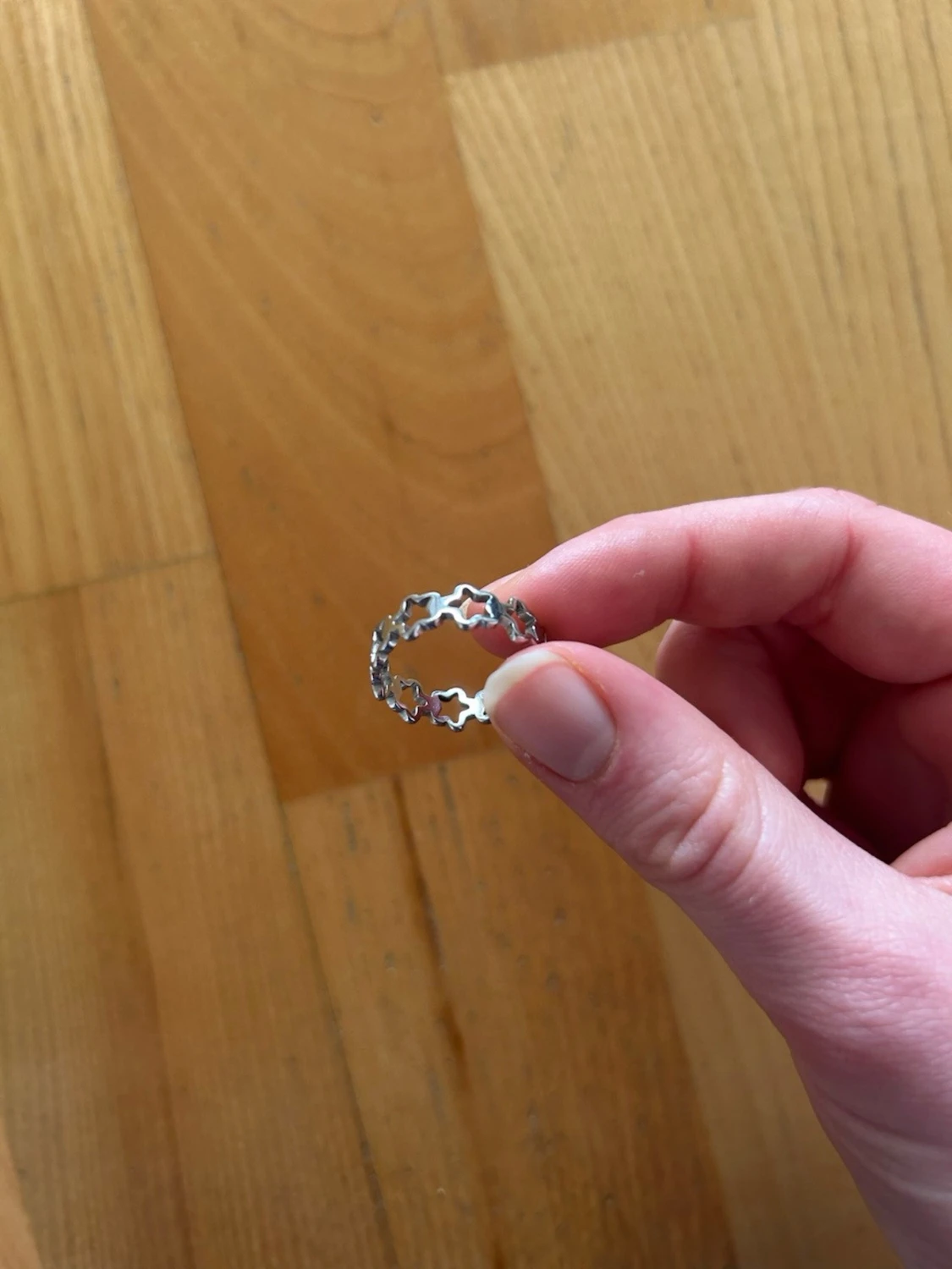 Söt silverring med stjärnor