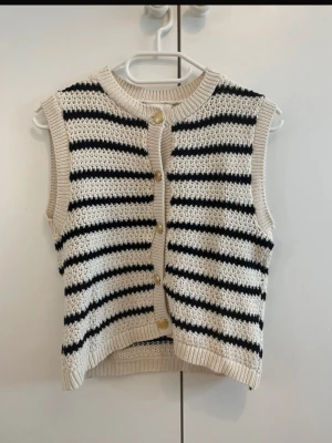 Stickad väst - Använd en gång