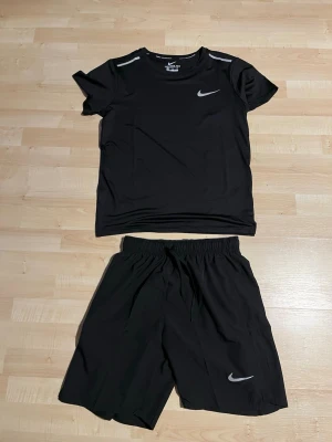 Svart träningsset från Nike - M men sitter som S! Helt nytt, priset kan diskuteras, går att köpa separat också! 
