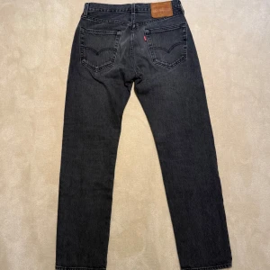 Levi's 501 svarta jeans - Klassiska svarta Levi's 501 jeans med raka passform. Ligger på ca 1300kr nya mittpris 399. Skicket är bra och bara att skriva vid frågor mvh Liam!