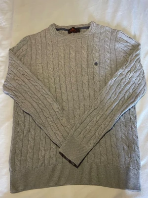Morris tröja  - Säljer en ljusgrå kabelstickad tröja från Morris.   Tröjan är i normalstorlek S.                                  Tröjan är i väldigt bra skick.                                  Skriv gärna vid några frågor!