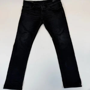 Dondup Jeans - Tjena! Vi säljer dessa snygga Dondup Jeans nu. Storlek: 34, Skick: 3,5/5. Hör av er vid frågor och funderingar. /Mvh Morëtti Co.