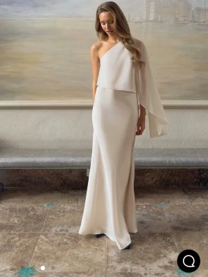 Vit oneshoulder långklänning - Vit långklänning, aldrig använd!
