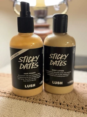 LUSH Sticky Dates duo - Säljer ett set med LUSH Sticky Dates Hair Primer och Body Lotion. Köpt här på Plick, men doften passade inte mig. Säljer vidare om någon vill köpa för att testa och inte vill betala nypris. Body lotion är nästintill full men saknar datumlapp. Primern är ca 80% kvar med datum till 11/26✨Katt finns i hemmet🐱