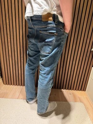 Nudie jeans - Skicket är mycket bra och dom är i modellen Grim Tim. Kontakta gärna vid frågor🙌