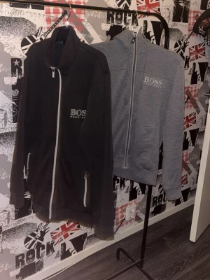 Grå hoodie från Hugo Boss - 2 stycken snygga hoodies från Hugo Boss  Perfekt för en avslappnad och stilren look. Skicket är använt men fortfarande bra. 