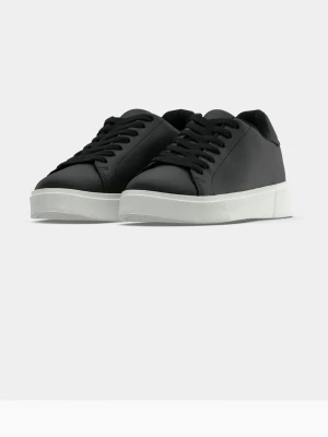 Svarta sneakers med vit sula - Stilrena svarta sneakers med vit, tjock sula och klassisk låg profil. Perfekta för dig som gillar minimalistisk och clean stil. Har testat en gång o gilla dom inte 