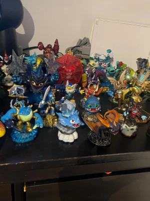 Skylanders figurpaket till spel - Säljer ett stort paket med Skylanders-figurer i olika färger och former. Jag säljer även tre olika fordon och 5 olika portaler. Perfekt för dig som vill utöka din samling eller spela Skylanders på konsol. Jag har sålt 5 stycken än så länge från denna högen. 