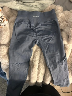 Grå impact leggings från DFYNE - Snygga grå leggings från DFYNE