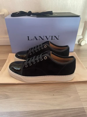Lanvin cap toe - Skick - 11/10 skorna är brand new!                              Storlek - UK7 sitter som 42!                                           Fetaste färgen/CW NAVY.                                            Sällsynt modell med detaljerad storlek stamp!