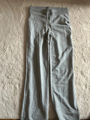 Grå byxor från lager 157 - Säljer ett par grå byxor från lager 157 i storlek S. Väldigt sköna och smidiga men säljer då dom är för korta för mig💓