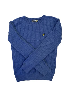 Blå kabelstickad tröja Lyle & Scott - Snygg blå kabelstickad tröja från Lyle & Scott med rund halsringning och gul logga på bröstet. Tröjan har ribbade muddar vid ärmslut och nederkant. Perfekt för dig som gillar klassisk stil med en modern touch. Hör av er vid fler frågor eller funderingar, pris kan diskuteras.
