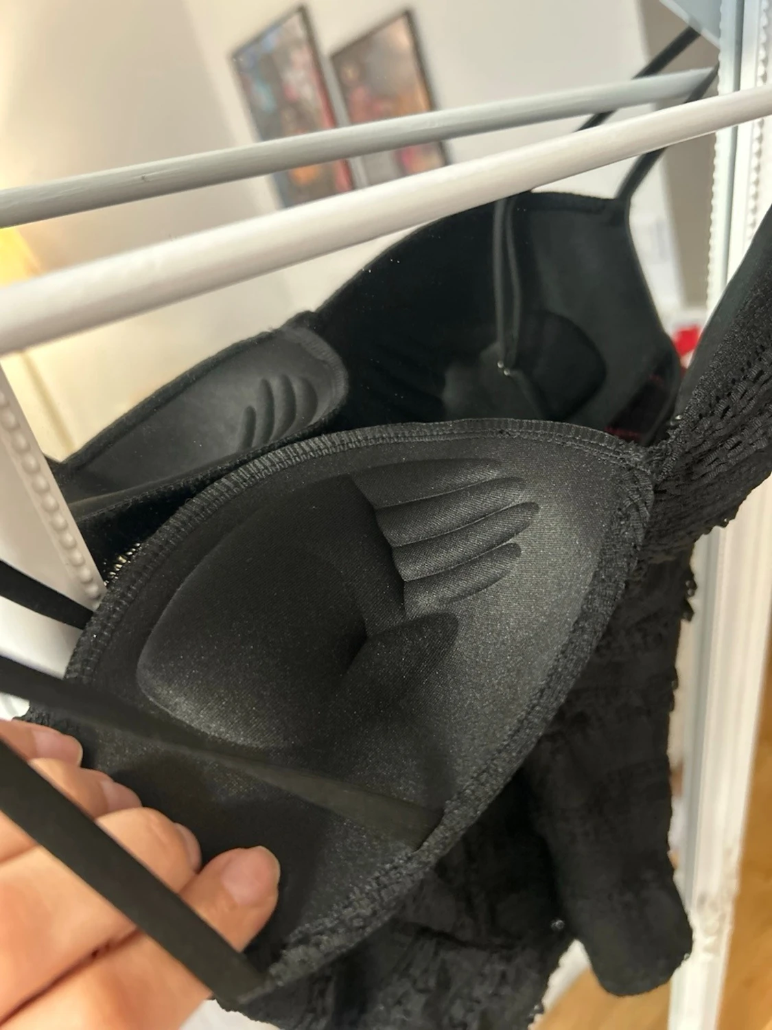 Svart spetsig body med vadderade kupor - 1