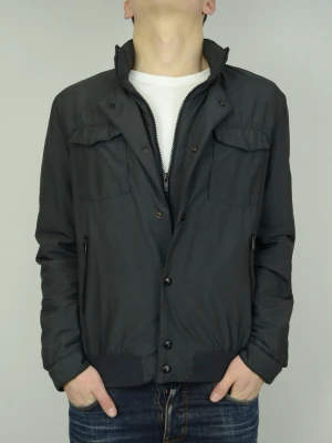 Massimo Dutti jacka med innerväst  - MASSIMO DUTTI JACKA Storlek : M Passform : Normal Användning : Jackan är i ett väldigt fint skick utan defekter Nypris : Cirka 1600SEK Modellen på bilden : 182CM och väger 77KG