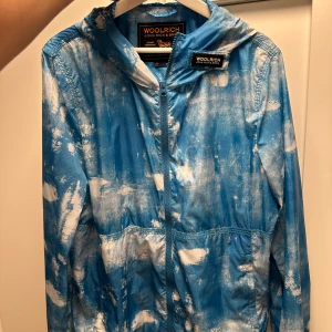 Woolrich Windbreaker  - Säljer nu denna extremt eftertraktade woolrich windbreakern!🔥| Storlek M, | den är 10/10 skick, dvs aldrig använd!| Helt slutsåld överallt| Bara att skriva vid lilla minsta!🙌