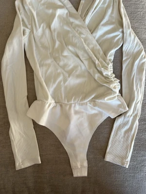 Bikbok Vit body Dam stl S - Fin body från Bikbok. Använd några gånger. Katt finns i hemmet