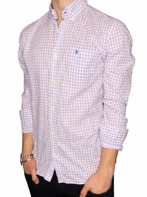 Rutig skjorta från Morris - Klassisk rutig skjorta från Ralph Lauren i ljuslila och vit bomull. Skjortan har lång ärm, knappar framtill och en liten broderad logga på bröstet. Perfekt för en avslappnad men ändå stilren look.